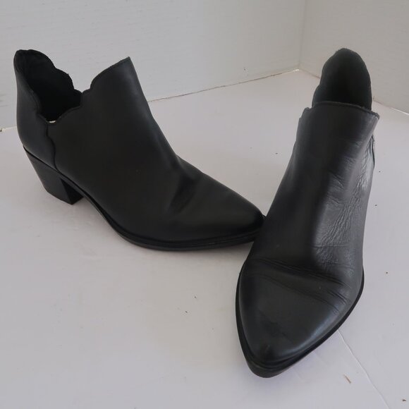Betsey Johnson Black Scallop Pointy Ankle Bootie Western  Sz 6 Color Black - Picture 1 of 13